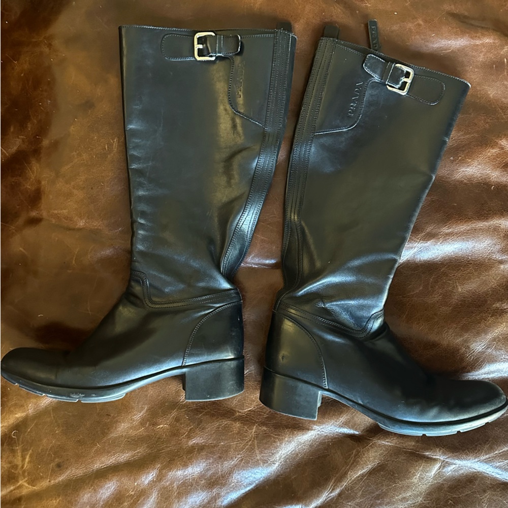 Black leather Prada boot size 37